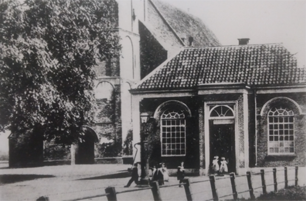 Schoolgebouw na de verbouwing uit 1886, gefotografeerd rond 1900 (foto Oudheidkundige Kring Voorst)