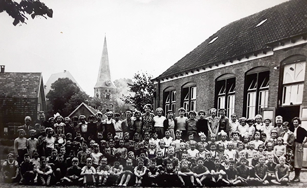 Gezicht op de school in 1952
