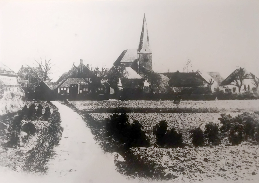 Gezicht op de Kerkstraat vanaf de Rijksstraatweg. 